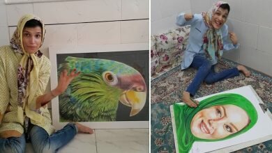صورة تحدّت الإعاقة بنسبة 85 % ورسمت لوحات رائعة لشخصيات عالمية بقدمها اليمنى.. تعرف على قصتها “صور”