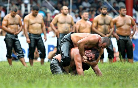 بطل المصارعة بالزيت في تركيا، شكري كاياباش (81 عامًا) سيتقاعد بعد 60 عامًا من القتال، خلال بطولة في مدينة كوملوجا معلنًا استمراره في منصب رئيس منظمة المتدرب.