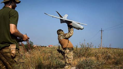 مُصنّع أوكراني للطائرات بدون طيار يُظهر منشآته بغرب أوكرانيا ويُركز على زيادة الإنتاج لتلبية احتياجات القوات الدفاعية الأوكرانية.