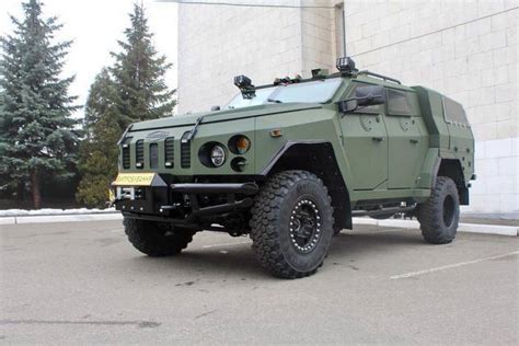 تم تقديم مركبة مدرعة أوكرانية جديدة إلى قائد القوات المسلحة.