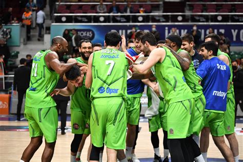 TOFAŞ يحلّ ضيفًا على Lenovo Tenerife في مباراتهما الثانية بربع نهائي FIBA، حيث يسعى TOFAŞ لتحقيق الانتصار لتعديل السلسلة.