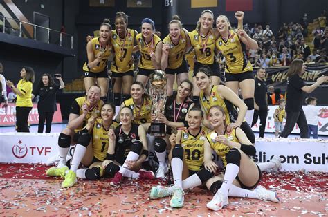 VakıfBank Sultanlar Ligi'nde THY'yi 3-0 mağlup ederek seriye galibiyetle başladı. Ajansspor, Hürriyet, ve Milliyet detayları yayınladı.