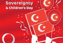 احتفالات حيوية في دوزجي بمناسبة عيد الطفل والسيادة الوطنية، مع استعراض طائرات حربية ومفاجآت للأطفال بتعليق الأعلام التركية.