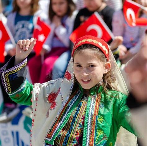احتفالية يوم السيادة الوطنية وعيد الطفل في إسكي شهير: طالبة تزور رئيسة البلدية وتعبر عن رغبتها في تحسين بيئة الأطفال.