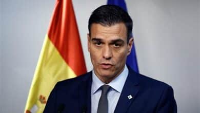 تحقيق النيابة العامة في اتهامات الفساد لزوجة رئيس الوزراء الإسباني، واستمرار بيدرو سانشيز في منصبه بعد تعليق مهام زوجته.