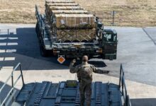 المملكة المتحدة تقدم مساعدات عسكرية لأوكرانيا بقيمة 500 مليون جنيه، تشمل طائرات بدون طيار وذخائر.
