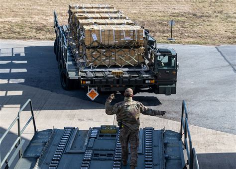 المملكة المتحدة تقدم مساعدات عسكرية لأوكرانيا بقيمة 500 مليون جنيه، تشمل طائرات بدون طيار وذخائر.
