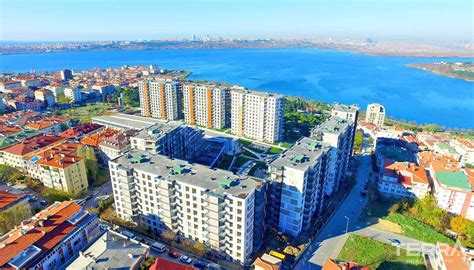 تلوث بحيرة كوشيك تشكيمجي في إسطنبول يثير قلق السكان والتجار بسبب تغيّر لون الماء وانتشار الرائحة الكريهة.