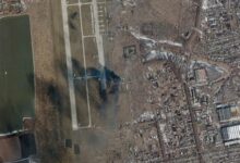 صور الأقمار الاصطناعية تظهر تداعيات هجوم على مطار في كوشتشيوفسكايا بروسيا، مع رصد الأضرار في المناطق المحيطة واستهداف المرافق النفطية.