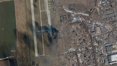 صور الأقمار الاصطناعية تظهر تداعيات هجوم على مطار في كوشتشيوفسكايا بروسيا، مع رصد الأضرار في المناطق المحيطة واستهداف المرافق النفطية.
