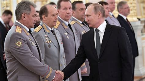Putin al-Savunma Bakan ve Istratiji Sergey Shoigu من Mansabihim.