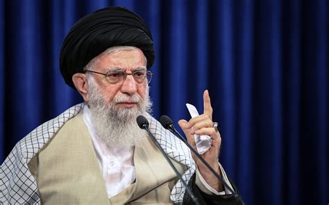 إيران تعلن عن تغيير سياسة النهج النووي في رد على تهديدات إسرائيل، مثيرًا التوتر بشأن برنامجها النووي.
