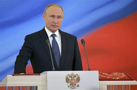 بوتين يقسم اليمين لولاية خامسة، واستقالة الحكومة الروسية تلتها تنصيبه كرئيس لمدة ست سنوات.