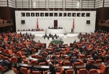 تجمع لجنة الوسائط الرقمية في البرلمان التركي لمناقشة تأثير وسائل التواصل الاجتماعي ودعوة للامتثال للقوانين في تركيا.