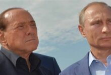 Berlusconi, Putin'in verdiği geyiğin kalbini görünce kusmuştu. Putin, Berlusconi'yi geyiği avlaması için teşvik etmesine rağmen, lider istemeyince geyiği kendisi vurmuştu.