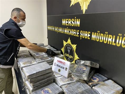 الشرطة تضبط كميات كبيرة من المخدرات والأسلحة في عمليات متزامنة في أوشاق ومرسين. 13 شخصًا تم احتجازهم بنجاح.