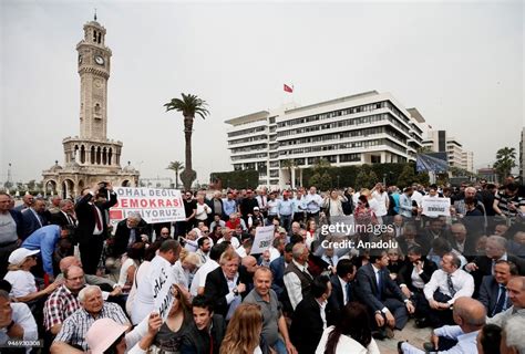 رئيس حزب الشعب الجمهوري يستقبل تمثيلية من الشباب، معبرًا عن سعادته وامتنانه للزيارة، حسب وكالة "Haberin Nabzı".