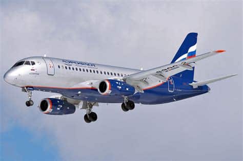 تحطم طائرة Sukhoi Superjet SSJ100 في روسيا قرب موسكو أسفر عن وفاة 3 أشخاص خلال رحلة تجريبية، دون تحديد موقع الحادث حتى الآن.