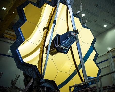 تلسكوب JWST يكشف عن أعماق الفضاء، مساهما في اكتشافات علمية مهمة كمادة الظلام والماء، مع فتح الباب للدراسات الفضائية المستقبلية.