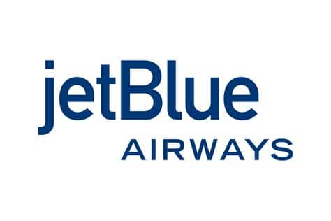 راكب يقاضي JetBlue بقيمة 1.5 مليون دولار بسبب انسكاب الشاي عليه خلال حادث طيران. الشركة تحقق في الواقعة المؤسفة.