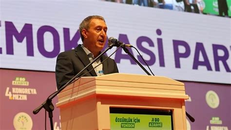 توتر سياسي بين Özgür Özel وTuncer Bakırhan بسبب تصريحات بشأن وساطة بين أردوغان والأسد.