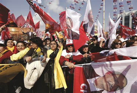 أعضاء حزب الشعب الجمهوري يزورون موقع أخيصار بمناسبة عيد الصحافة. الترحيب بمناسبة الاحتفال وتقدير دور الصحافة المحلية.