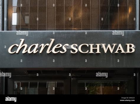 JPMorgan تُخفِض هدف سعر Charles Schwab Corp. بعد أداء الربع الثاني، بينما يرتبط تراجُع السهم بتدهورات في الأصول وقرارات الشركة.