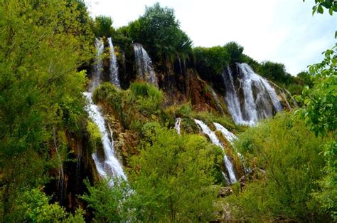 شلال جيرليفيك في إرزينجان يستقطب العديد من السياح المحليين والأجانب خلال عطلة نهاية الأسبوع بفضل الأجواء الحارة والطبيعة الخلابة.