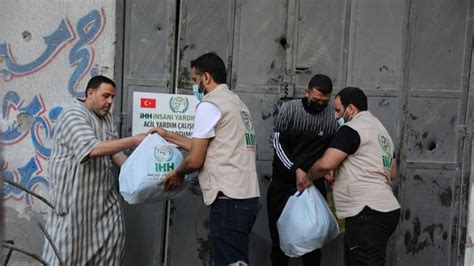 فريق البحث والإنقاذ يسلق جبل ديديغول في تركيا لدعم فلسطين، بتبديل علم تركي قديم بعلم جديد ورفع راية تركيا وفلسطين.