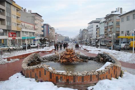 تعرضت منازل ومحال في Tosya، Kastamonu لفيضانات بسبب أمطار غزيرة، مما أثر على حركة المرور. تفاصيل الأضرار والإغاثة غير معروفة.