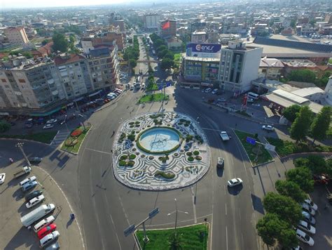 جرح أربعة أشخاص، بينهم طفل، في Nazilli، Aydın، بمطرقة خلال جدال في منزل. دوافع الجاني غير معروفة، تم نقل المصابين للمستشفى.