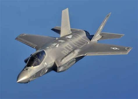 لوكهيد مارتن تزيد هدف مبيعاتها بعد تسليم البنتاغون طائرات F-35، بسبب الطلب المتزايد على طائرات الحرب. تتطلع المحللون لتطورات القرار.