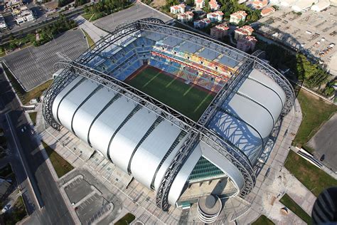 رئيس بلدية كيساري يتفقد تجديدات ملعب RHG Enertürk Energy Stadyumu لتحقيق معايير UEFA وFIFA، بوجود نظام عشب هجين يجمع بين الطبيعي والاصطناعي.