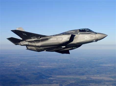 حادثة اضطرارية لطائرة F-35 Lightning II في اليابان، حيث اضطر الطيار للهروب بعد اندلاع حريق بالمحرك.