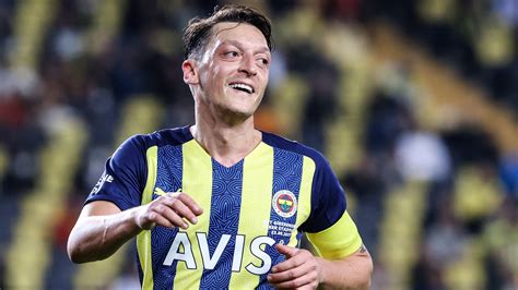 Mesut Özil يثير الجدل بتفاعله الجديد مع تنمية الجسم بعد الاعتزال، وسائل إعلام تتناول التطوّر في صوره.