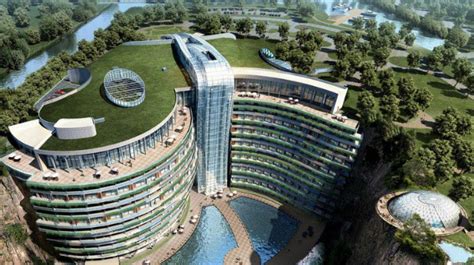 فندق InterContinental Shanghai Wonderland بني داخل منجم حجري بطول 88 مترًا بالقرب من شنغهاي، مع ١٨ طابقًا و ٣٣٦ غرفة، يحتوي على طابقين تحت الماء.