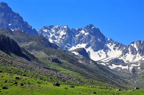 جبل كيفي في إليكايناك يُبهر الزوار بجماله الطبيعي وإطلالاته الساحرة في منطقة أولور.