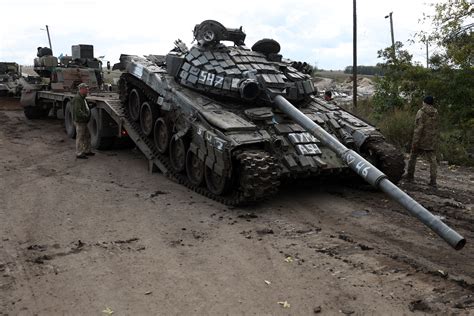 القوات الأوكرانية تستولي على دبابة روسية من طراز T-90M Proryv في منطقة كورسك. تظهر الصور والفيديو أضرارًا طفيفة بالدبابة.