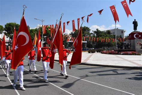 النائب لوتفي توركان ينتقد ظهور أردوغان مع أعضاء حزب هدى بار في ذكرى معركة ملاذكرد، محذرًا من تهاون في مواجهة تغيير الهوية التركية.