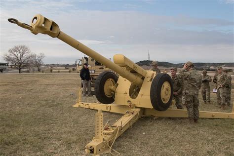 منصة عسكرية بدون طيار تكشف عنها شركة روسية في ARMY 2024 تضم مدفع D-30 122mm وأداء سريع ونطاق 15.3 كم، لكن هناك مخاوف بشأن ضعفها أمام الأسلحة الحديثة.