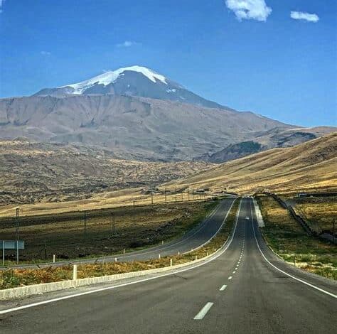 نهر كاراسو في محافظة إغدير يستقطب المواطنين خلال الصيف للتبريد بعد أداء الأعمال الزراعية، مع توجيه النصائح لتجنب مخاطر السباحة.