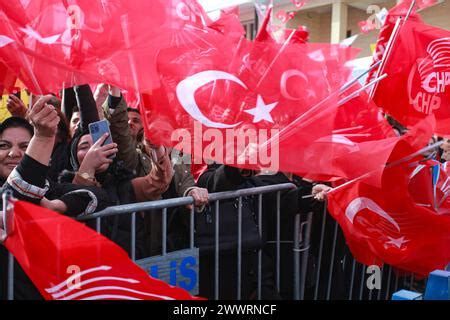 إطلاق نار في اجتماع حزب CHP بتركيا، اثار قلقًا بعد هجوم مسلح على النائب مليح ميريتش خلال حديثه عن مشاكل فلاحين. الحادثة خلال مظاهرة مع استياء وقلق.