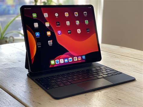 آبل تطور لوحة مفاتيح Magic Keyboard منخفضة التكلفة لأجهزة iPad الأساسية وiPad Air، المتوقع إطلاقها في 2025 بمواد سيليكونية.