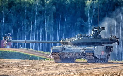 شركة أورال فاغون زافود تشحن دبابات T-90M Proryv الجديدة للجيش الروسي، مجهزة بنظام "ناكيدكا" للتمويه ضد الرادار ومعدات الحرب الإلكترونية ضد الطائرات بدون طيار.