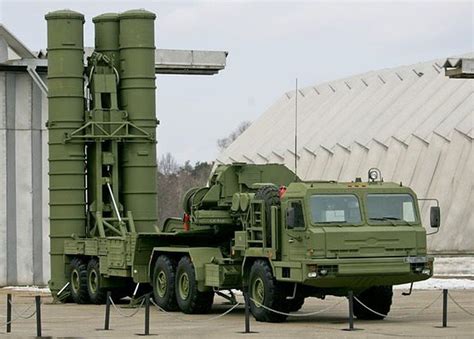 القوات الأوكرانية تدمر رادار 96L6E الروسي التابع لنظام S-400 بواسطة قاذفة HIMARS، ما أدى إلى إصابات بطاقم الرادار.