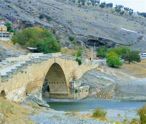 درجات الحرارة تتجاوز 40 درجة مئوية في أديامان، والمواطنون يلجؤون إلى جسر جندرة التاريخي للهرب من الحر.