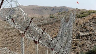 إيران تبني حواجز على حدودها مع باكستان وأفغانستان للحد من تهريب المخدرات والهجرة غير الشرعية، بتمويل من الدولة وبطول 300 كيلومتر.