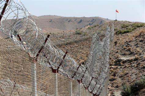 إيران تبني حواجز على حدودها مع باكستان وأفغانستان للحد من تهريب المخدرات والهجرة غير الشرعية، بتمويل من الدولة وبطول 300 كيلومتر.