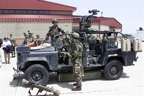 فوج رينجر الأوكراني مجهز بمركبات حديثة ومصفحة مثل BMP-1 وKozak-5 لتعزيز قدراتهم الهجومية والاستطلاعية.