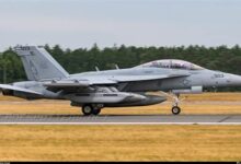 تحطمت طائرة EA-18G Growler الأمريكية خلال تدريب وأطلقت فرق الإنقاذ عملية بحث عن طاقم الطائرة في منطقة شرق جبل رينييه.